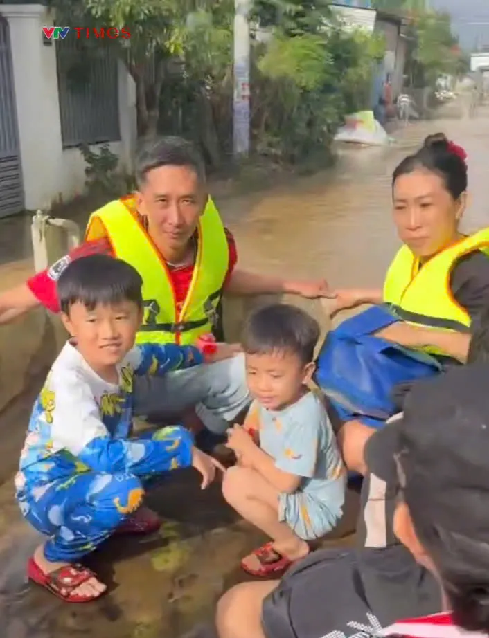 Nhiều trường ở Khánh Hòa cho học sinh nghỉ học vì đường ngập, nước lũ tiếp tục dâng- Ảnh 1.