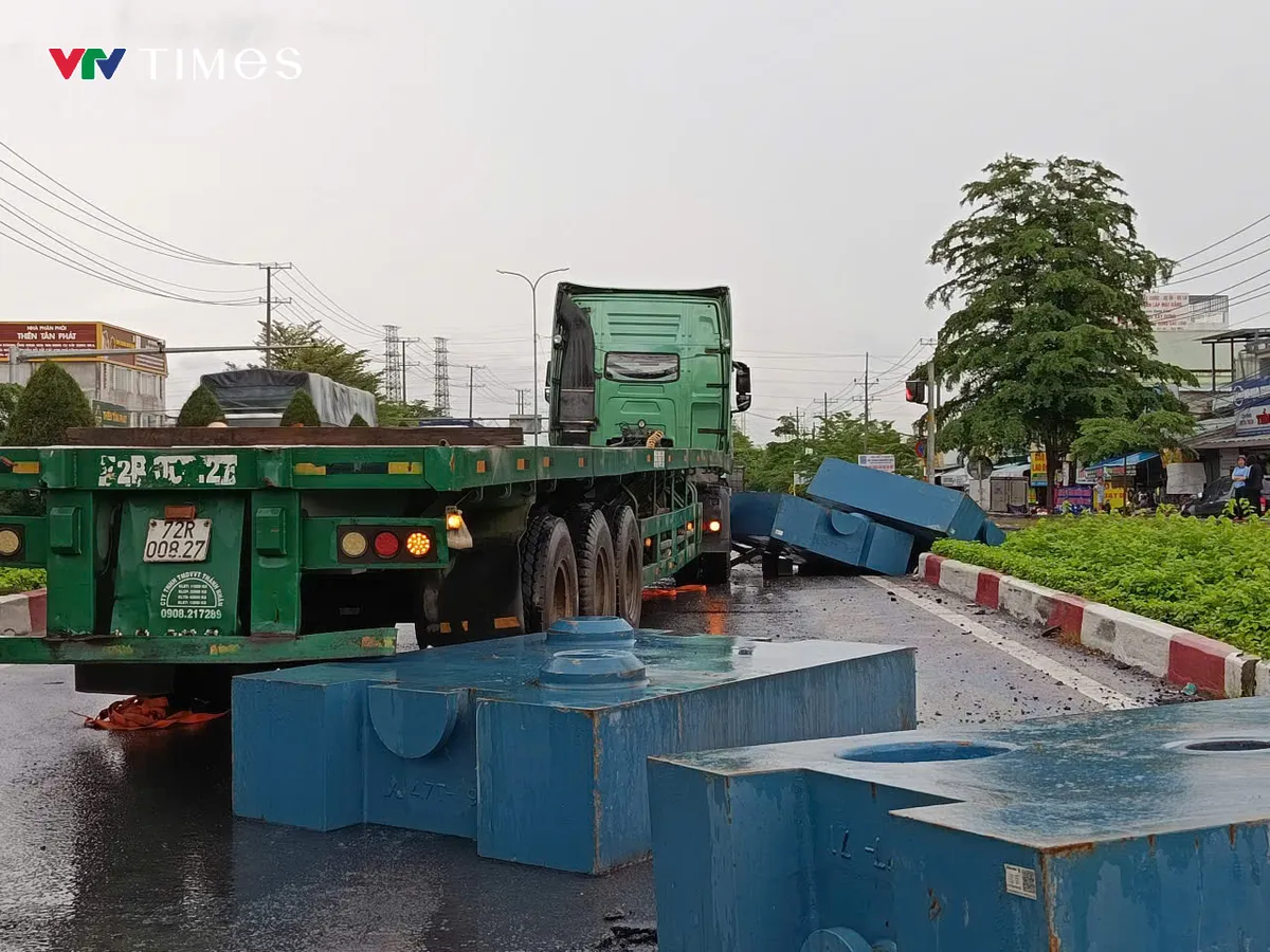 4 khối sắt nặng hàng chục tấn rơi khỏi xe đầu kéo, một người đi xe máy bị thương- Ảnh 3. 4 khối sắt nặng hàng chục tấn rơi khỏi xe đầu kéo, một người đi xe máy bị thương- Ảnh 3.