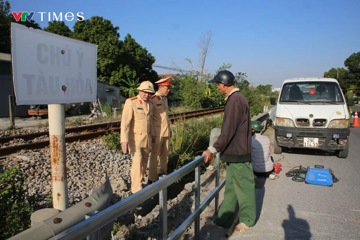 Ninh B&igrave;nh x&oacute;a bỏ lối đi tự mở qua đường sắt - Ảnh 3.