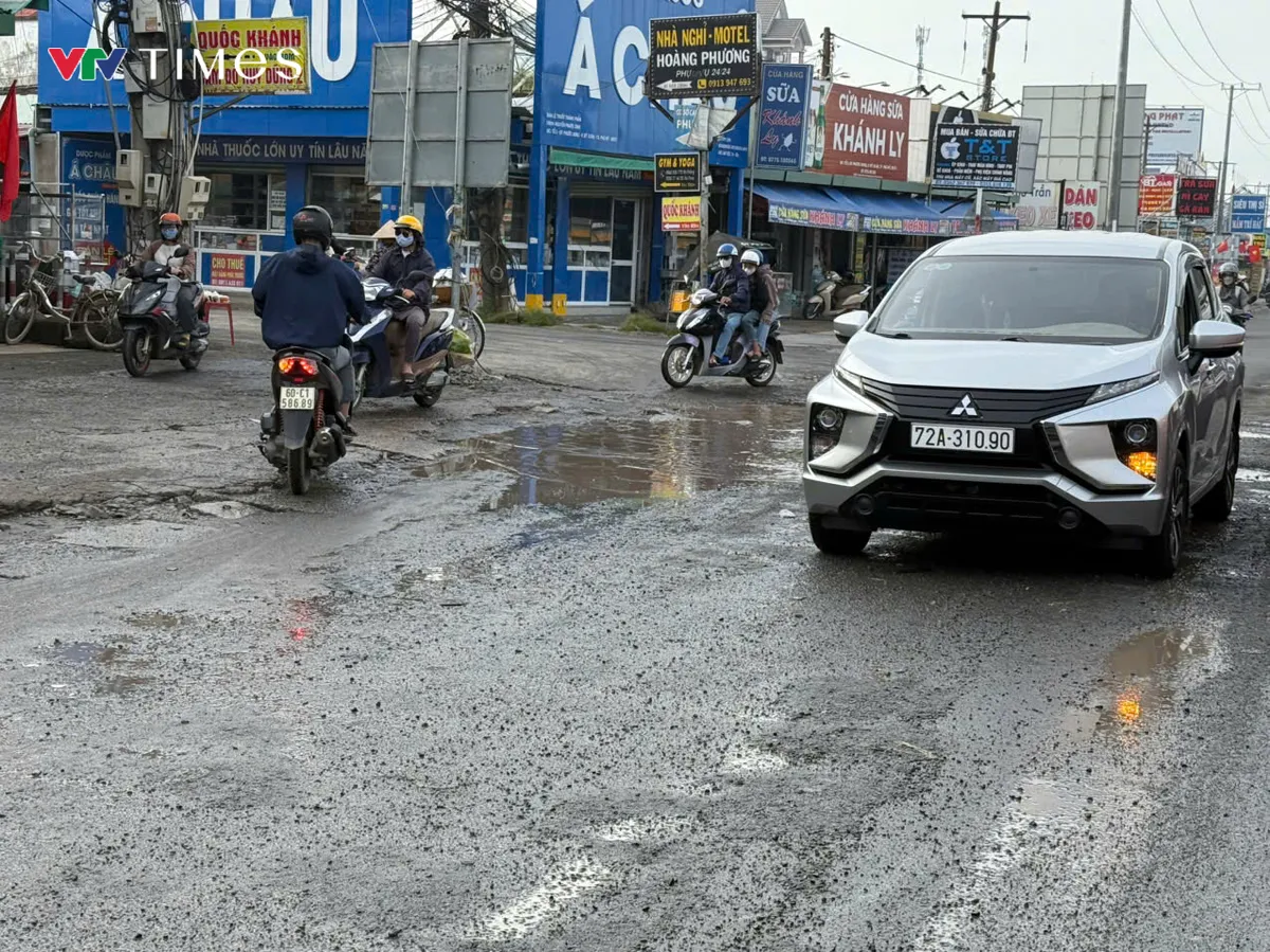 Đồng Nai đẩy nhanh sửa chữa quốc lộ 51, đảm bảo thông suốt trước Tết 2026- Ảnh 2. Đồng Nai đẩy nhanh sửa chữa quốc lộ 51, đảm bảo thông suốt trước Tết 2026- Ảnh 2.