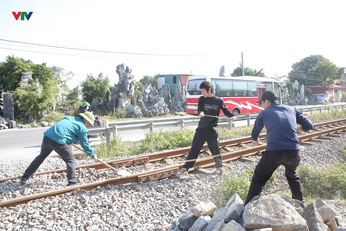 Ninh B&igrave;nh x&oacute;a bỏ lối đi tự mở qua đường sắt - Ảnh 5.