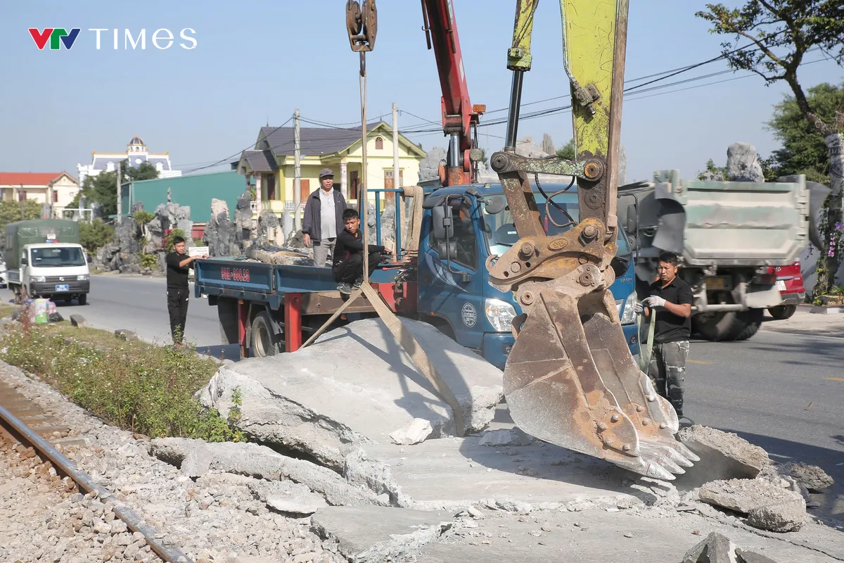 Ninh B&igrave;nh x&oacute;a bỏ lối đi tự mở qua đường sắt - Ảnh 4.