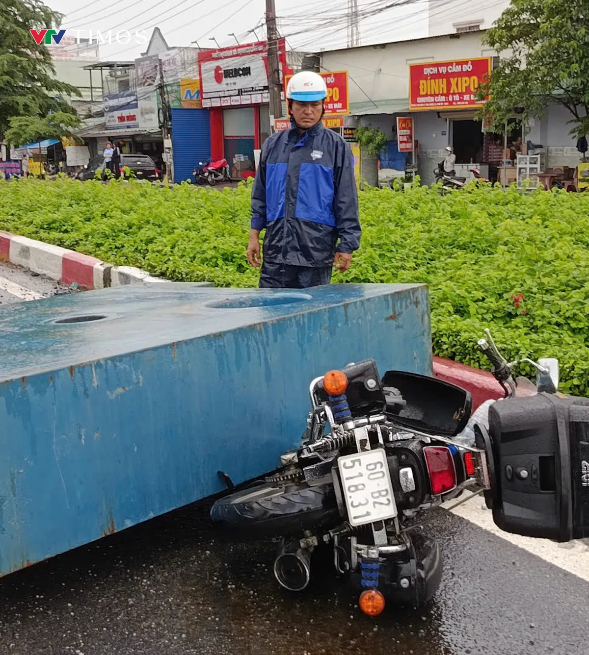 4 khối sắt nặng hàng chục tấn rơi khỏi xe đầu kéo, một người đi xe máy bị thương- Ảnh 2. 4 khối sắt nặng hàng chục tấn rơi khỏi xe đầu kéo, một người đi xe máy bị thương- Ảnh 2.