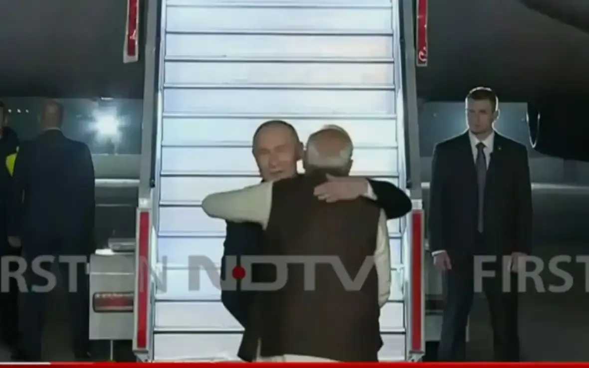 Bức ảnh do kênh NDTV của Ấn Độ cho thấy Tổng thống Modi ôm Tổng thống Putin sau khi ông bước xuống từ chuyên cơ, tối 4/12/2025 (Ảnh: NDTV)