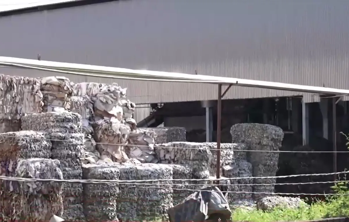 Nở rộ c&aacute;c cơ sở sản xuất t&aacute;i chế giấy kh&ocirc;ng ph&eacute;p tại nhiều địa phương - Ảnh 4.