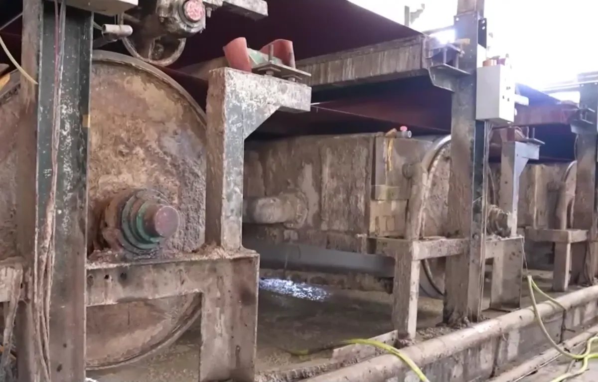 Nở rộ c&aacute;c cơ sở sản xuất t&aacute;i chế giấy kh&ocirc;ng ph&eacute;p tại nhiều địa phương - Ảnh 3.