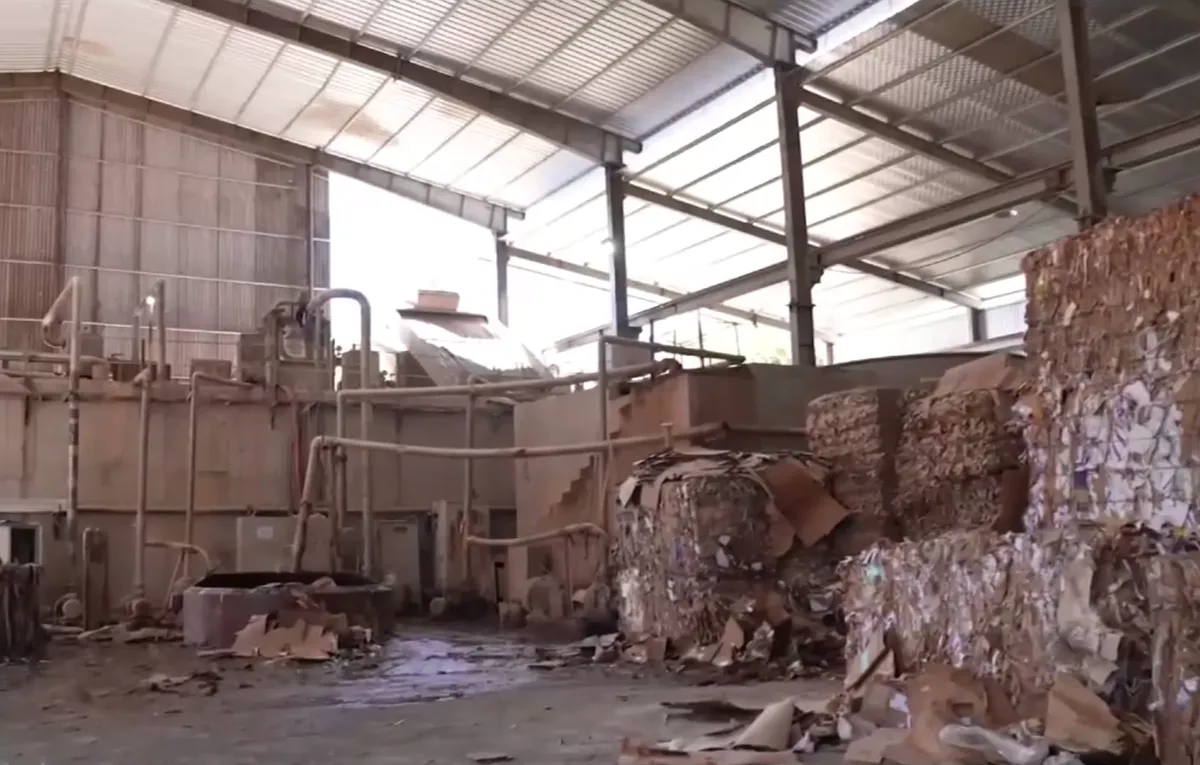 Nở rộ c&aacute;c cơ sở sản xuất t&aacute;i chế giấy kh&ocirc;ng ph&eacute;p tại nhiều địa phương - Ảnh 1.