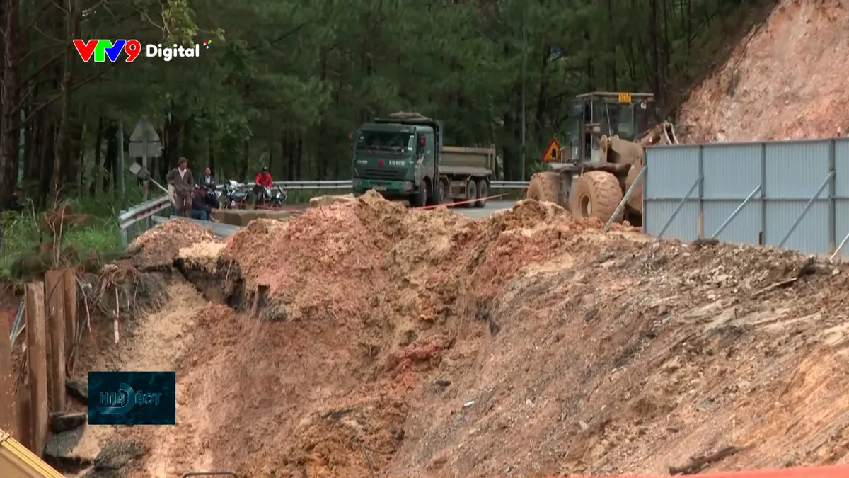 tc24h-0412-2 xe cơ giới được điều động đến giải phóng mặ tđường.jpg