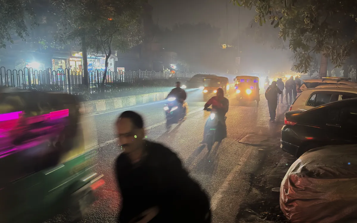 Người dân di chuyển trong màn sương mù dày tại New Delhi, Ấn Độ, ngày 24/11/2025. (Ảnh: AP)