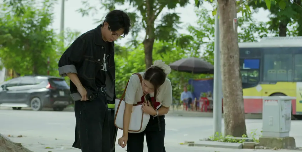 Gia đình trái dấu - Tập 3: Nữ sinh nhạc viện 2 lần giẫm lên giày trắng của thiếu gia- Ảnh 2. Gia đình trái dấu - Tập 3: Nữ sinh nhạc viện 2 lần giẫm lên giày trắng của thiếu gia- Ảnh 2.