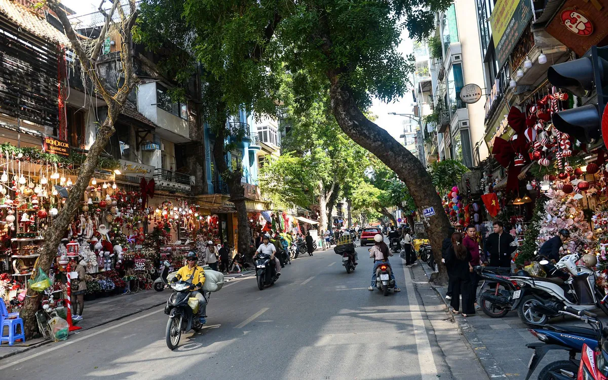 Chỉ cần đặt chân đến Hàng Mã, du khách sẽ ngay lập tức bị choáng ngợp bởi không gian ngập tràn đồ trang trí. 