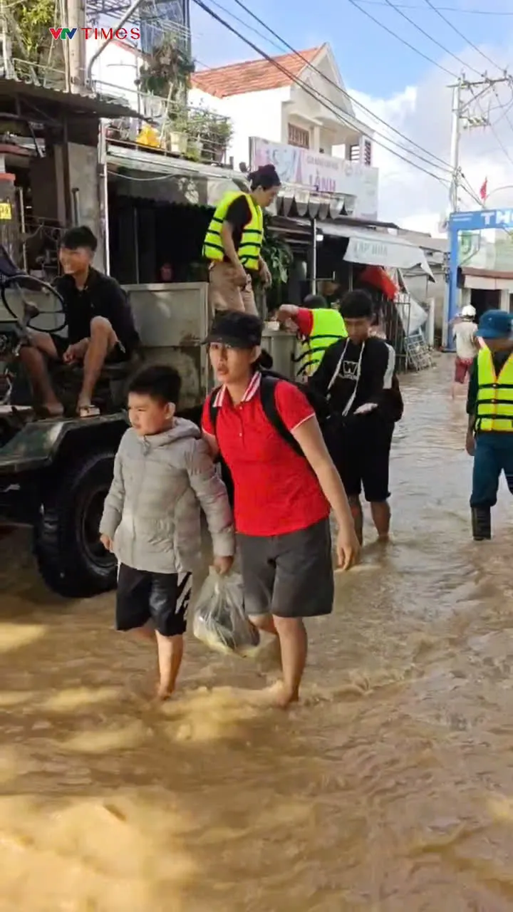 Khánh Hòa khẩn cấp di dời dân khi nước lũ từ thượng nguồn đổ về nhanh - Ảnh 2.