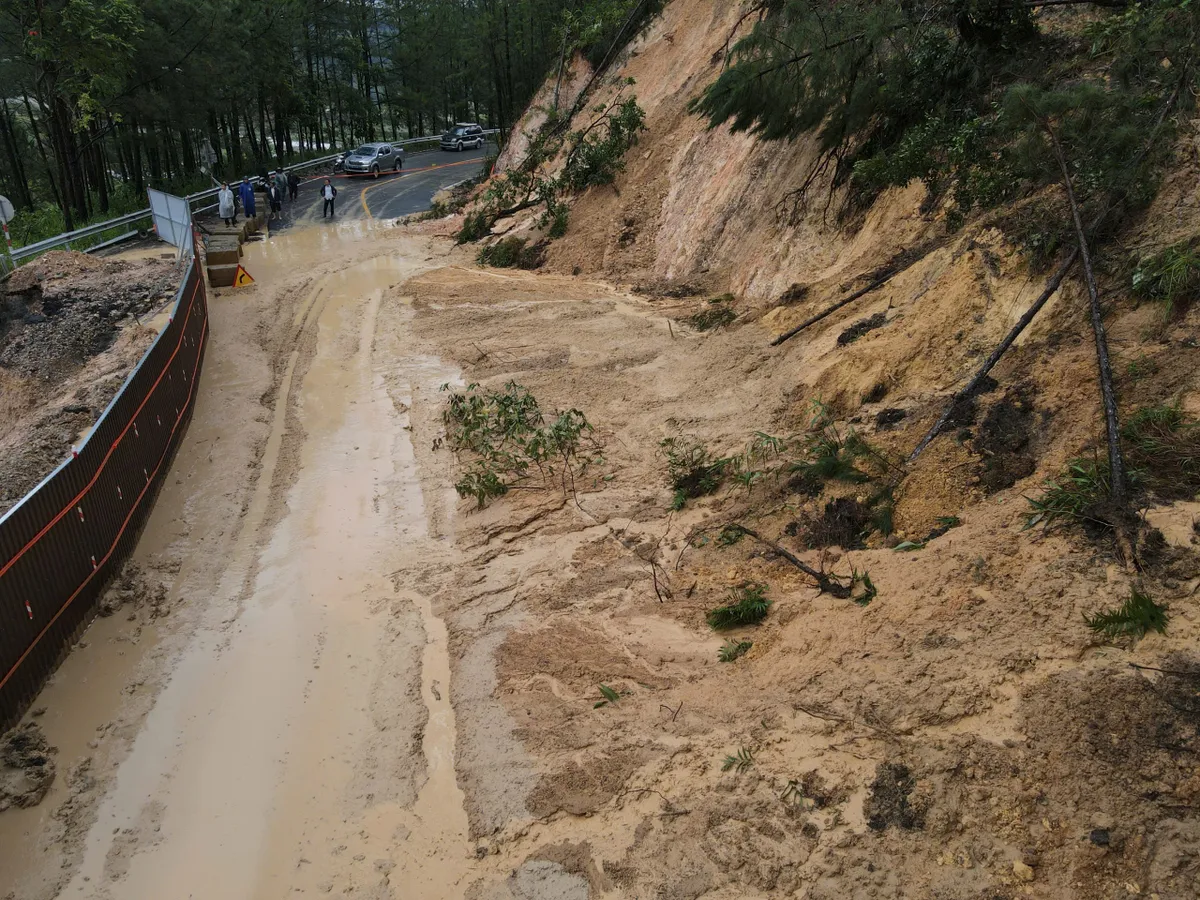 Lâm Đồng: Nhiều tuyến đèo vào Đà Lạt tiếp tục sạt lở, tạm ngưng lưu thông đèo Mimosa - Ảnh 2.