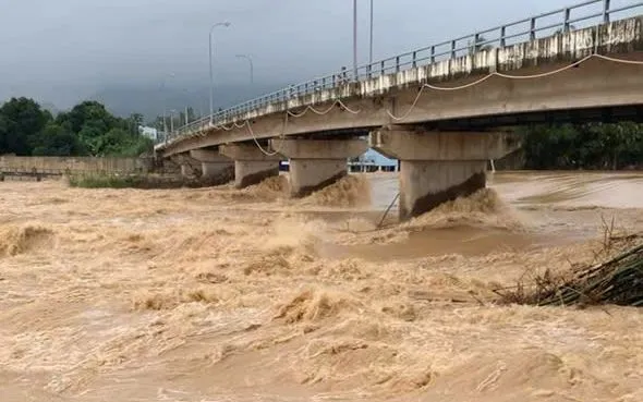 Mưa lớn kéo dài và nước lũ từ thượng nguồn đang dâng, nhiều trường học trên địa bàn tỉnh Khánh Hòa đã thông báo cho học sinh nghỉ để bảo đảm an toàn.