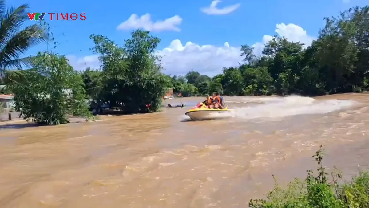 Lâm Đồng: Công an và đội cứu hộ dùng Jetski tiếp cận 6 hộ dân mắc kẹt giữa dòng lũ xiết - Ảnh 1.