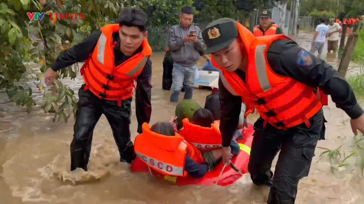 Lâm Đồng: Công an và đội cứu hộ dùng Jetski tiếp cận 6 hộ dân mắc kẹt giữa dòng lũ xiết - Ảnh 3.