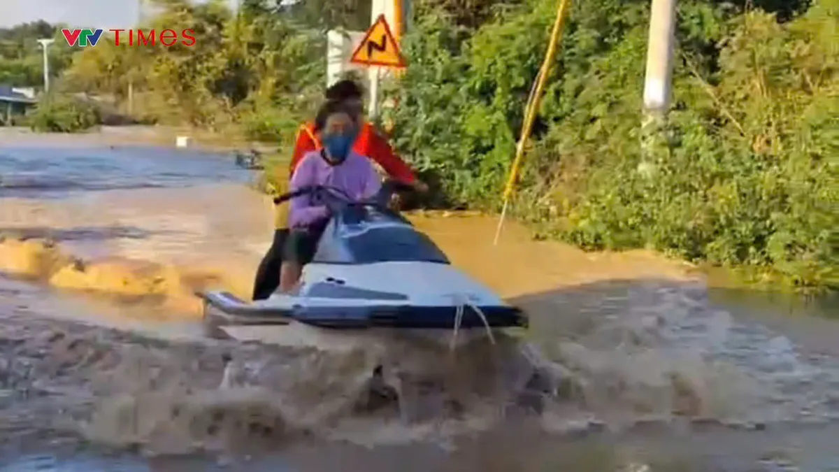 Lâm Đồng: Công an và đội cứu hộ dùng Jetski tiếp cận 6 hộ dân mắc kẹt giữa dòng lũ xiết - Ảnh 2.