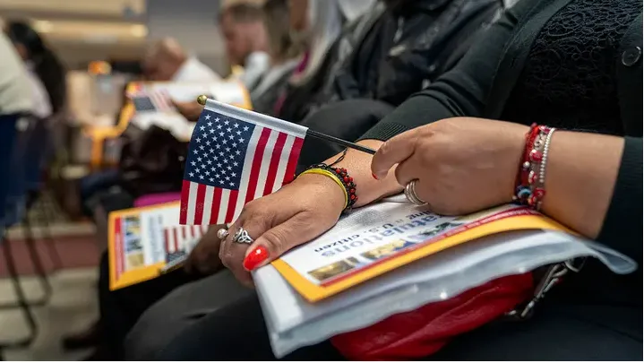 Mỹ giảm thời hạn giấy phép lao động cho người tị nạn xuống 18 tháng - Ảnh 1. Mỹ giảm thời hạn giấy phép lao động cho người tị nạn xuống 18 tháng - Ảnh 1.