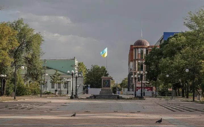 Quốc kỳ Ukraine tung bay tại quảng trường ở Kherson, Ukraine, ngày 2/10/2024 (Ảnh: Global Images Ukraine/Getty Images)
