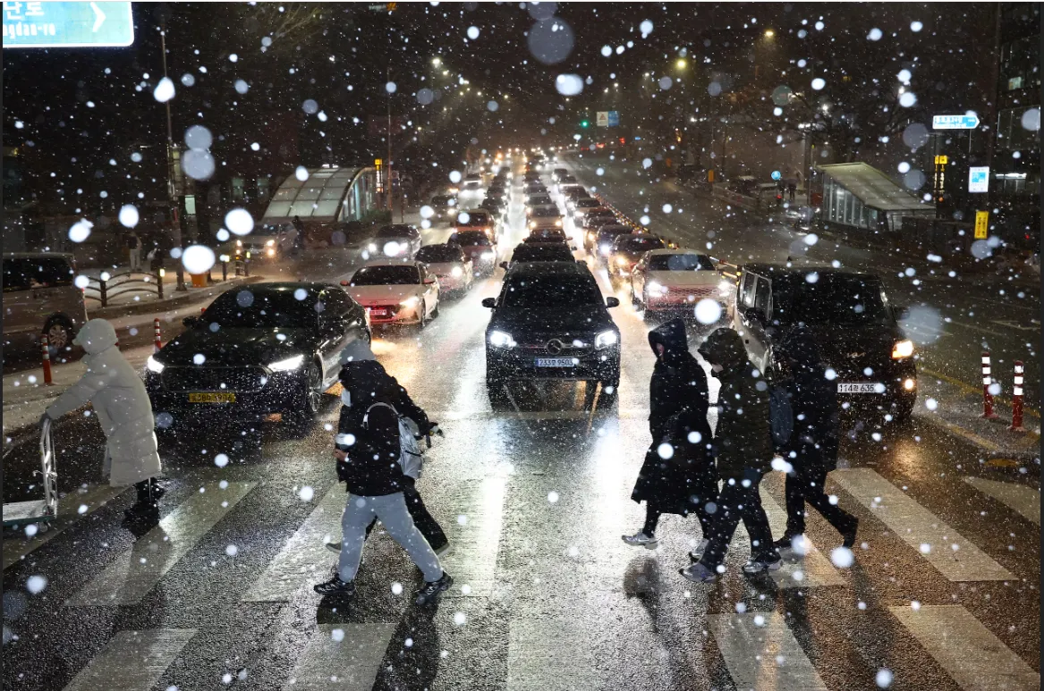 Tuyết rơi dày đặc ở Seoul, Hàn Quốc ban hành cảnh báo thảm họa thời tiết- Ảnh 2. Tuyết rơi dày đặc ở Seoul, Hàn Quốc ban hành cảnh báo thảm họa thời tiết- Ảnh 2.