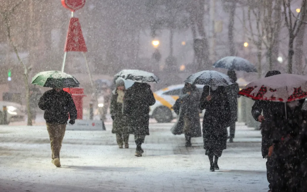 Tuyết rơi dày tại ngã tư Sejong-daero ở Seoul khi thành phố chứng kiến ​​trận tuyết rơi đầu tiên trong mùa vào ngày 4/12/2025 (Ảnh: Korea JoongAng Daily)