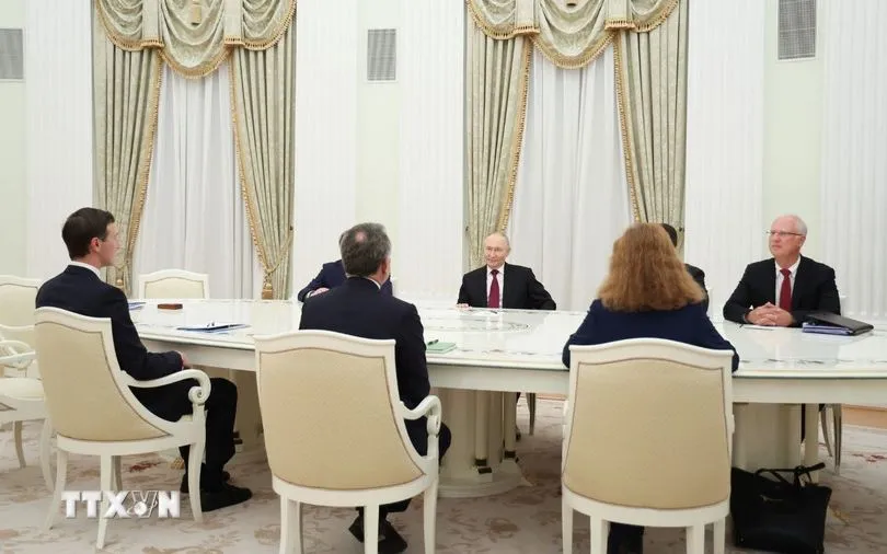 Tổng thống Nga Vladimir Putin và đặc phái viên của Tổng thống Mỹ Donald Trump - ông Steve Witkoff - tại cuộc gặp ở Moscow vào tối 2/12/2025 (Ảnh: AA/TTXVN)