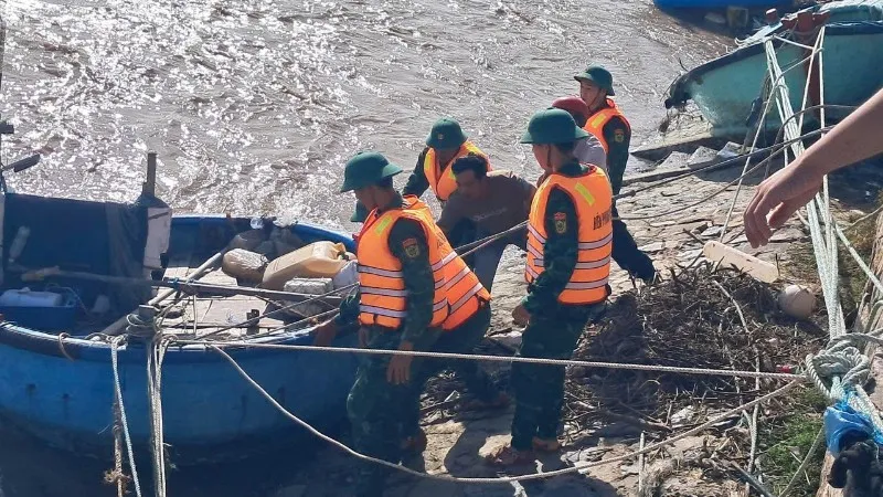 Trục vớt hàng chục tàu cá bị lũ nhấn chìm ở Lâm Đồng - Ảnh 1.