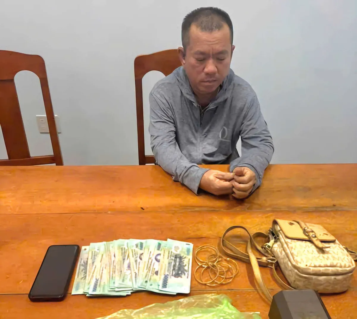 Nhân viên quán cơm lấy tiền, vàng của khách bỏ quên, nhét đá vào túi xách, vứt xuống ao để che giấu - Ảnh 1.