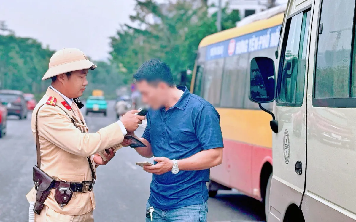 CSGT kiểm tra nồng độ cồn với người đang điều khiển xe ô tô vận tải hành khách, sáng 5/12.