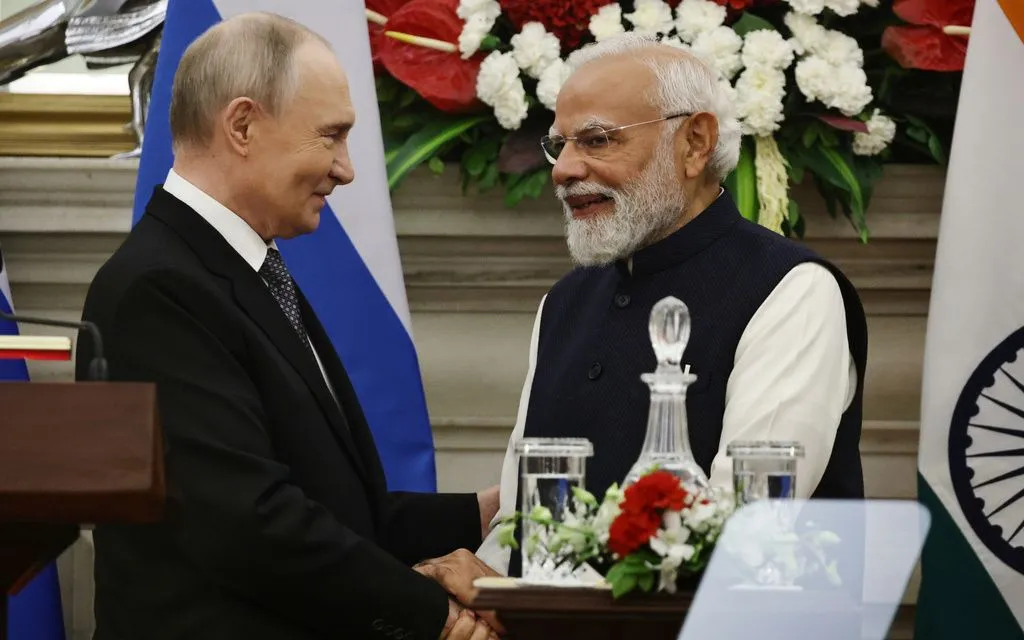 Thủ tướng Ấn Độ Narendra Modi và Tổng thống Nga Vladimir Putin bắt tay ở New Delhi, Ấn Độ, ngày 5/12/2025 (Ảnh: AP)