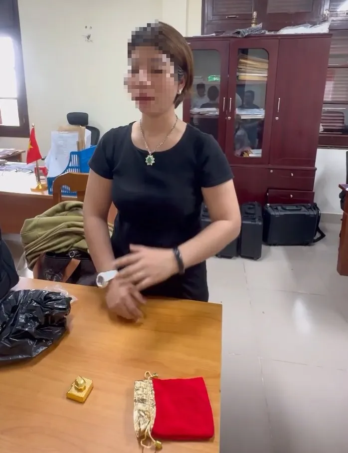 Người phụ nữ vận chuyển trái phép gần 13 lượng vàng qua biên giới - Ảnh 1.