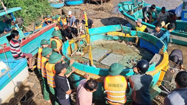 Trục vớt hàng chục tàu cá bị lũ nhấn chìm ở Lâm Đồng - Ảnh 2.