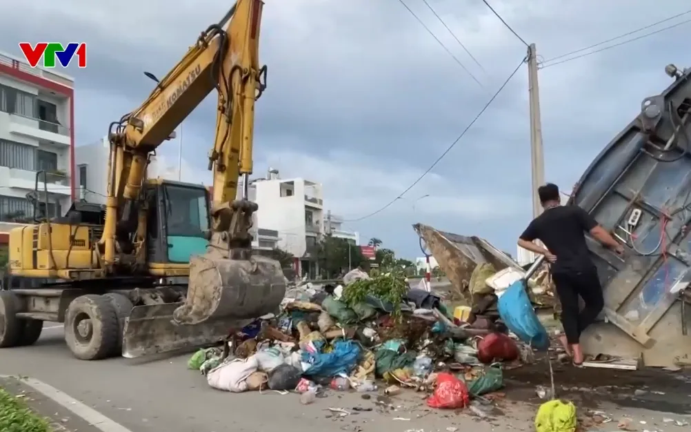 Đắk Lắk cấp bách xử lý 600 tấn rác thải sau lũ - Ảnh 1.