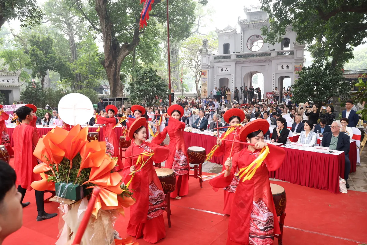 4 hành trình độc đáo "đánh thức" di sản Hà Nội  - Ảnh 4.