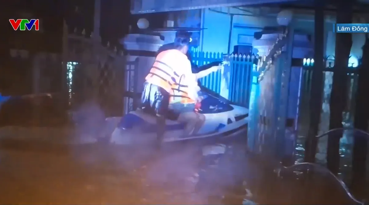 Nước dâng cao gây ngập sâu, Lâm Đồng xuyên đêm đưa 1.500 hộ dân đến nơi an toàn - Ảnh 2.