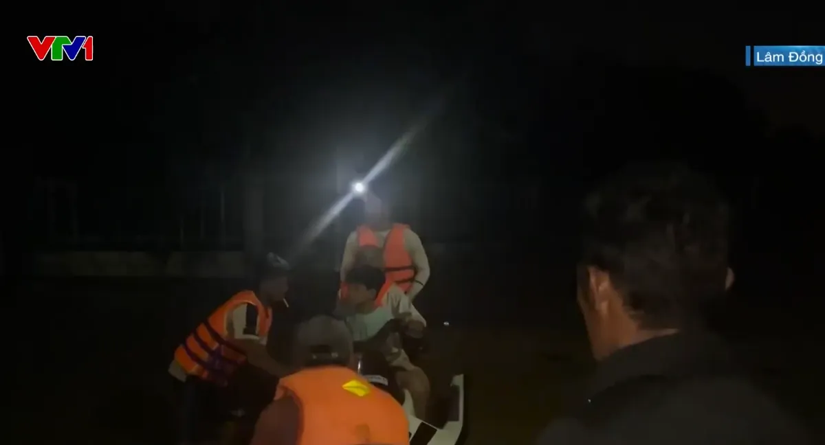 Nước dâng cao gây ngập sâu, Lâm Đồng xuyên đêm đưa 1.500 hộ dân đến nơi an toàn - Ảnh 1.