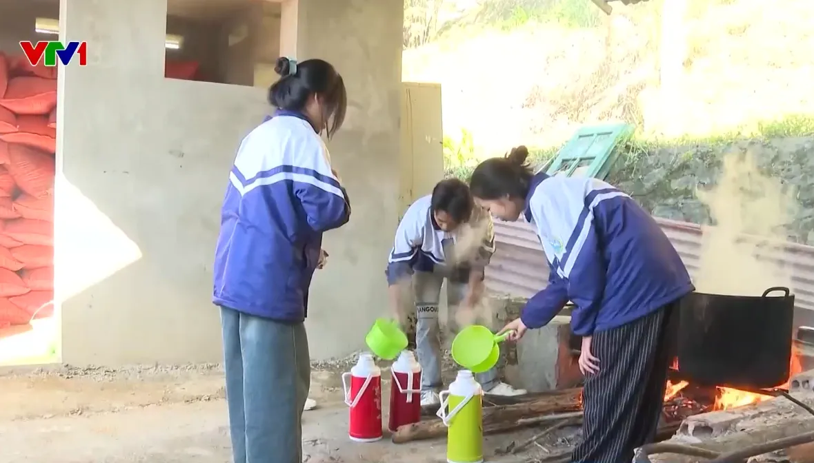 Trường học vùng cao Lào Cai chủ động phòng, chống rét cho học sinh - Ảnh 1.