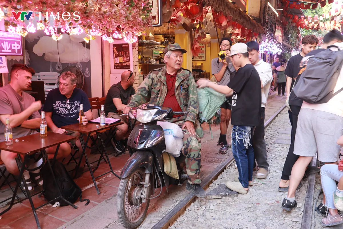 Phố cà phê đường tàu tái lấn chiếm sau giải tỏa: Nguy hiểm vẫn rình rập từng chuyến tàu - Ảnh 1.