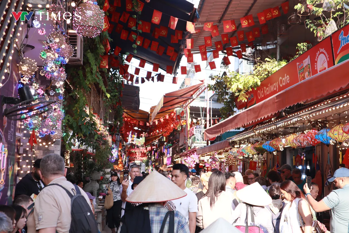 Phố cà phê đường tàu tái lấn chiếm sau giải tỏa: Nguy hiểm vẫn rình rập từng chuyến tàu - Ảnh 2.