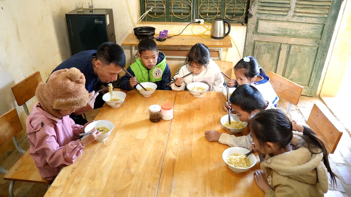 Gió lạnh vùng cao và mong ước một điểm trường kiên cố cho học trò Bản Hịa - Ảnh 5.