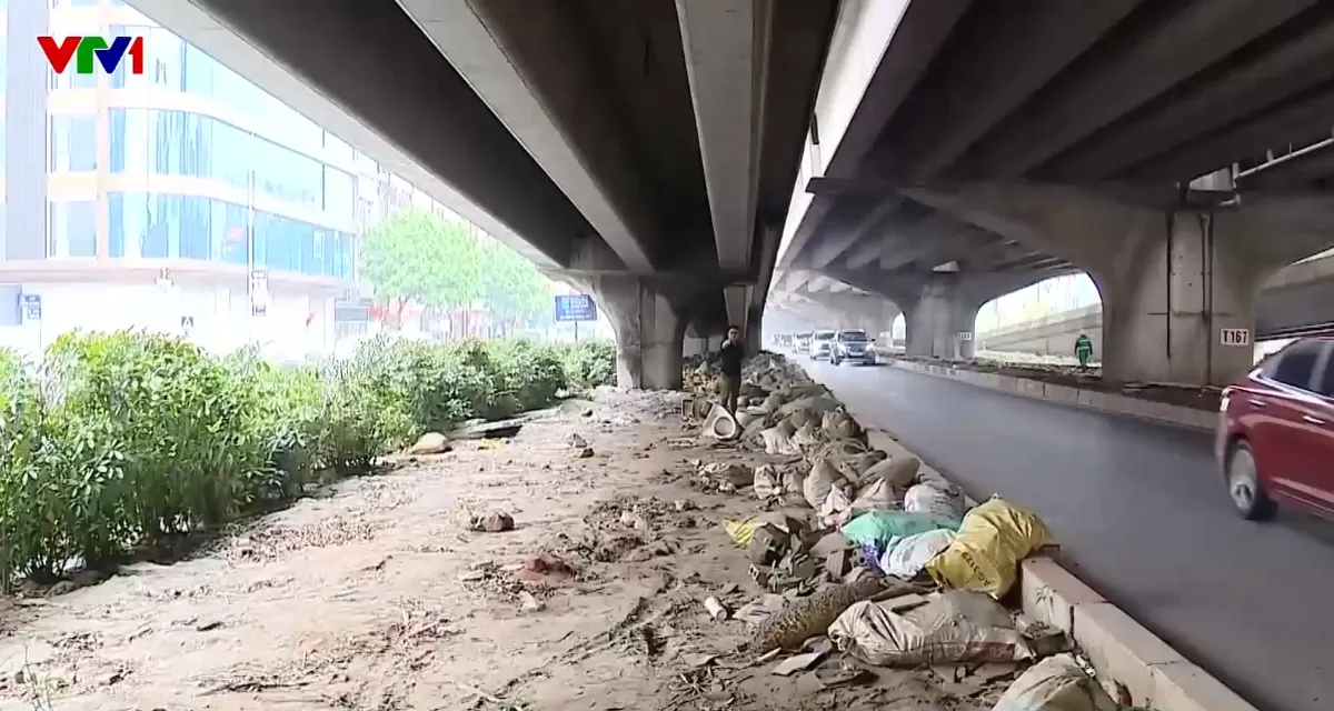 Rác thải vứt la liệt, chất đống dưới tuyến đường Vành đai 3 - Ảnh 1.