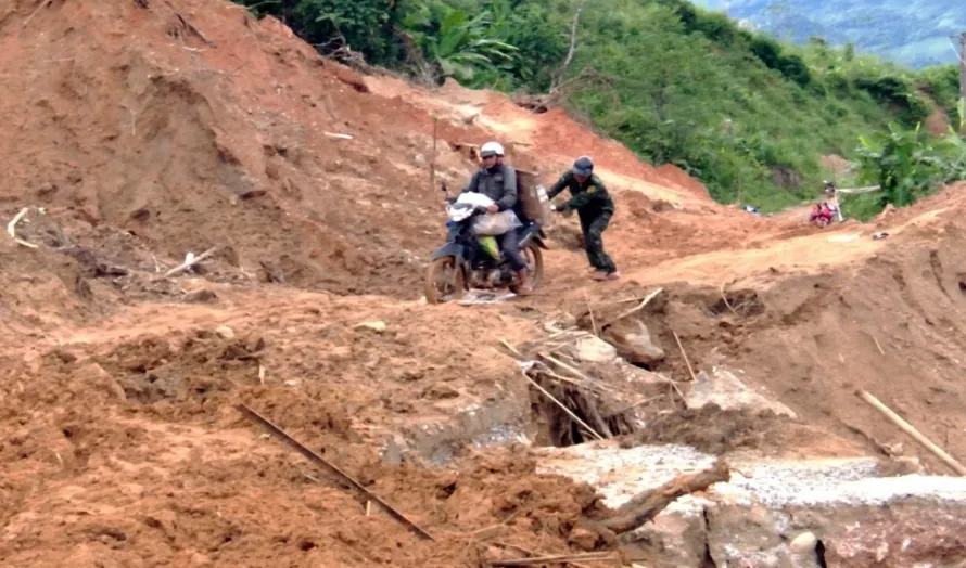 Sạt lở trên tuyến ĐH6, hàng trăm hộ dân ở Đà Nẵng bị cô lập - Ảnh 1.
