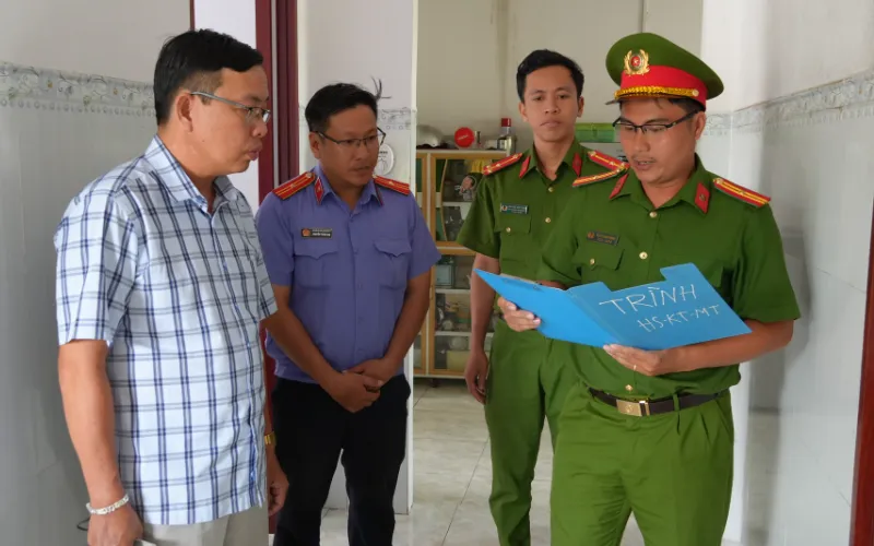 Công an xã Vĩnh Bình triển khai Lệnh khám xét nơi ở của Nguyễn Phúc Bình. Ảnh: CA