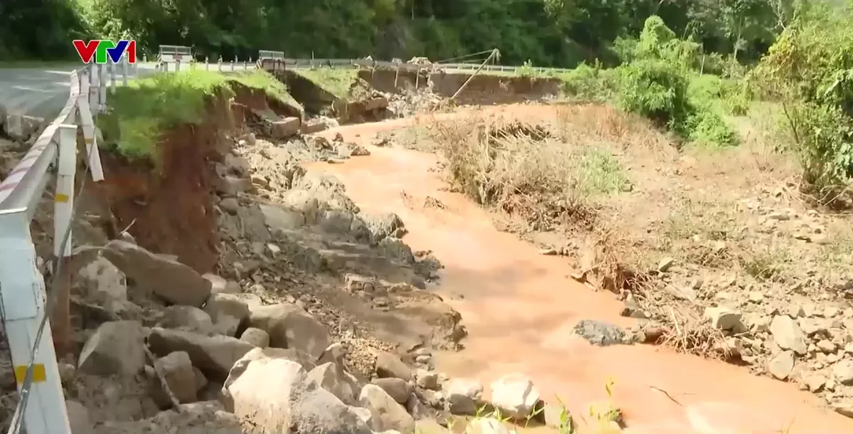 Còn nhiều điểm sạt trượt trên đèo Gia Bắc - Ảnh 2.