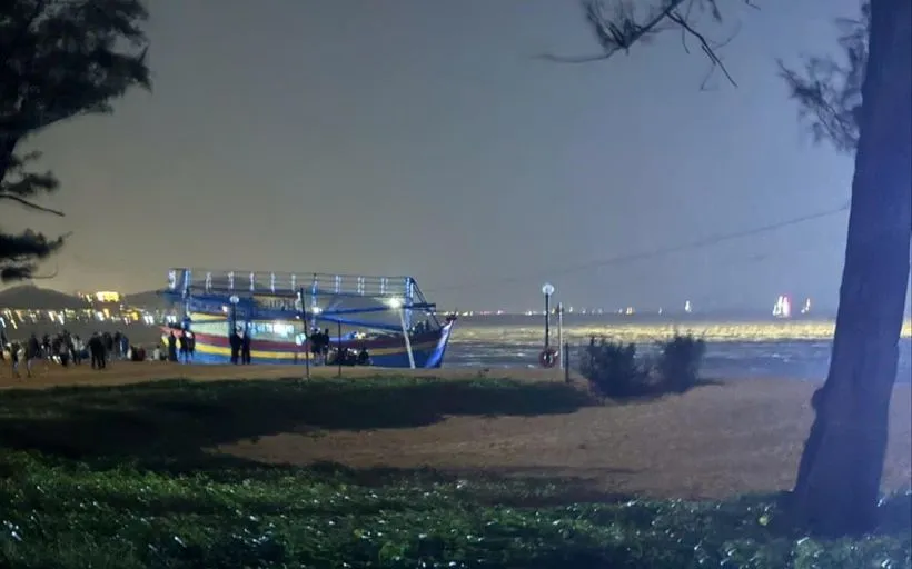 Tàu BTh95456 TS được đưa được vào bờ. (Nguồn: Báo Lâm Đồng)