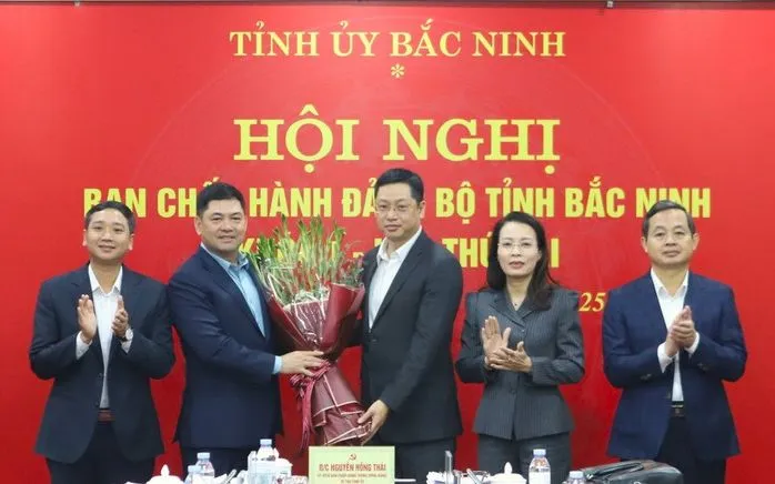 Các đồng chí Thường trực Tỉnh ủy chúc mừng ông Trần Huy Phương. (Ảnh: TTXVN)