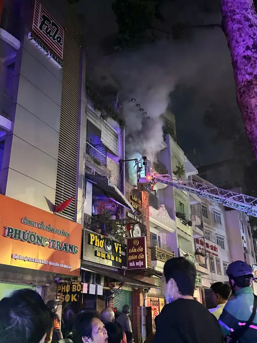 Cháy quán ăn ở TP Hồ Chí Minh lúc sáng sớm, 4 người tử vong - Ảnh 1.