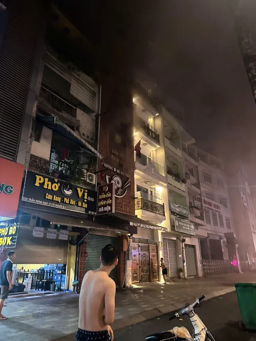 Cháy quán ăn ở TP Hồ Chí Minh lúc sáng sớm, 4 người tử vong - Ảnh 2.