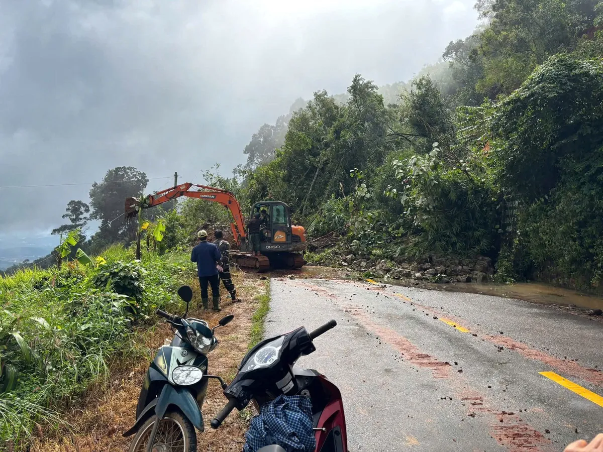 Lâm Đồng: Khai thông tạm thời đèo Gia Bắc, hơn 20 ô tô mắc kẹt được đưa ra khỏi khu vực sạt lở an toàn - Ảnh 2.