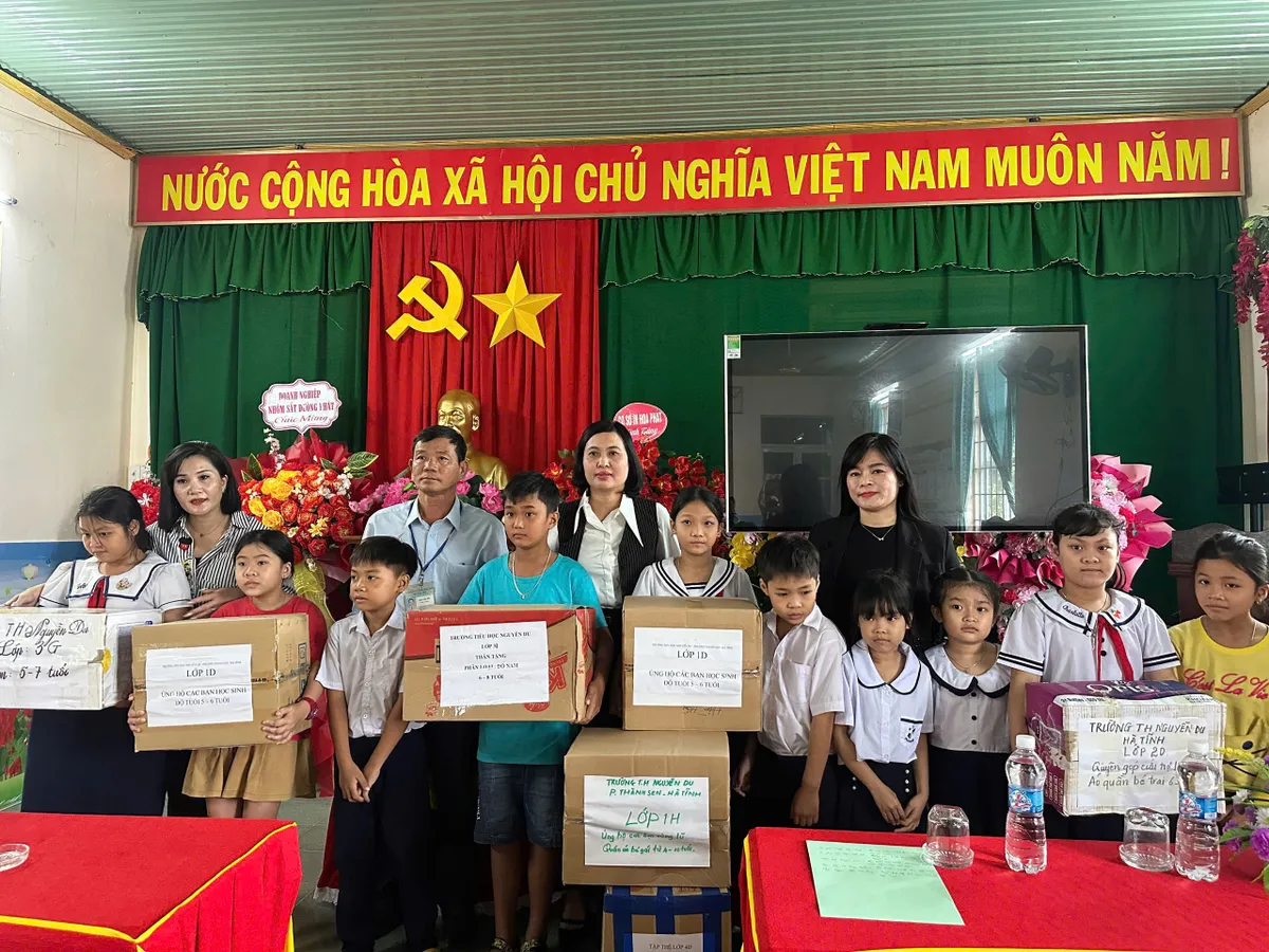 Gửi tấm lòng đến người dân vùng lũ tại Đắk Lắk - Ảnh 2.